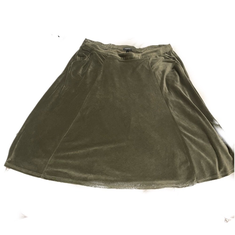 Torrid olive green corduroy-ish skirt w/pockets. So soft! Full circle skirt HH